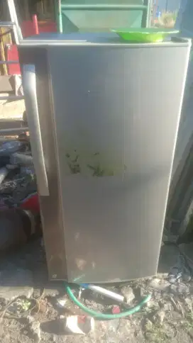 Di cari dan di belli barang bekas seperti kulkas