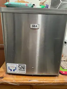 Kulkas GEA Mini Pendingin Minuman/Buah-buahan