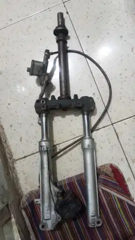 Shock segitiga Mio lama