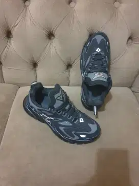 Mulus .authentic sepatu .sneakers louis vuitton .lv size 41