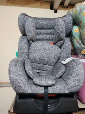 Carseat atau tempat duduk anak di mobil