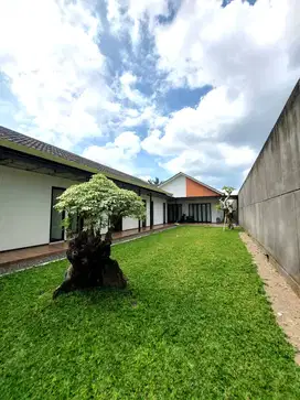 Rumah Ala Villa dengan Halaman Luas dekat Jalan Kaliurang