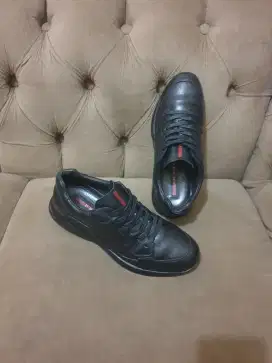 Mulus .authentic sepatu .sneakers prada size 42