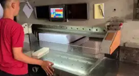 Mesin Potong Kertas POLAR 137 EM