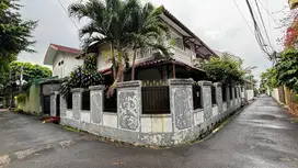 Rumah Besar 2 Lantai Hoek, Menghadap Taman Dengan Akses Jalan 2 Mobil