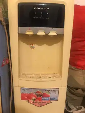 dispenaer dan ada kulkas kecil d bawah nya