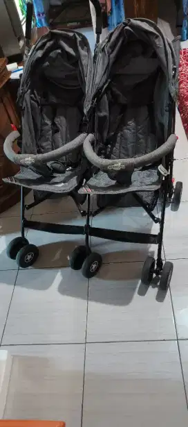 Stroller bayi kembar