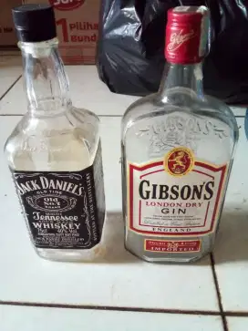 Botol hias pajangan di Lemari