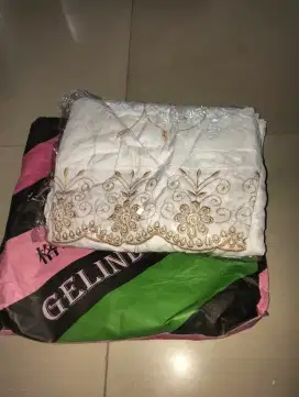 Mukena perempuan
