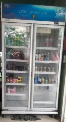Di jual showcase Gea 2 pintu 800 liter