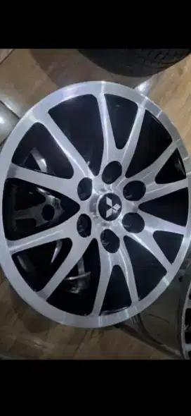 Velg oem mitsubishi pajero R17 pcd 6x139 lebar 7 et38