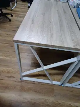 Meja kantor warna cream