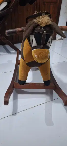 Kuda-kudaan mainan anak