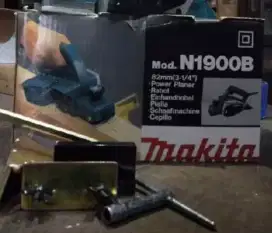 Mesin serut kayu Makita