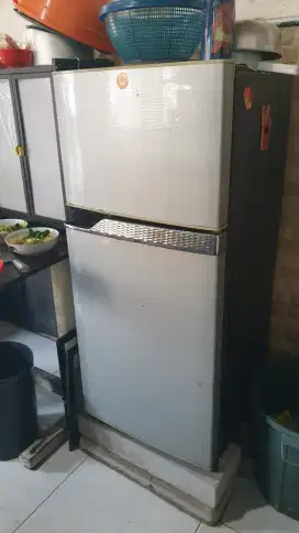 Di jual cepat mau pidahan KULKAS  2 PINTU PANASONIC second