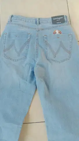 DIJAMIN ORI  NEGO SAMPAI JADI JEANS HUSH PUPPIES  JUAL. MURAH