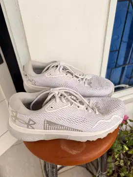 Sepatu Under Armour HOVR Infinite 5 Running Shoes