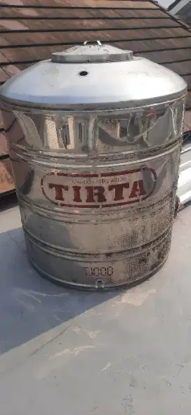 Dijual Toren air Tirta 1000 L kondisi bekas baik.