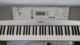 Keyboard Yamaha 303
