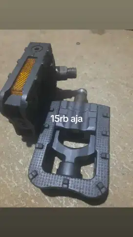 Pedal sepeda lipat