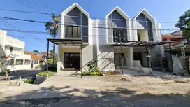 Rumah 2lantai Dan Tanah Kavling Dekat MERR Di Klampis Ngasem Surabaya
