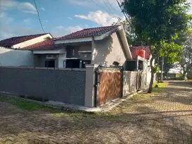 RUMAH POSISI SUDUT DALAM KOMPLEKS TIDAK BANJIR KEAMANAN 24 JAM
