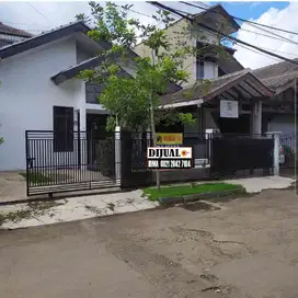 Di jual rumah bangunan lama masih siap huni di komplek kewaluyaan