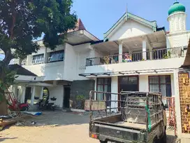 dijual rumah luas di tengah kota Solo