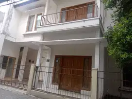 DIJUAL KOST EKSKLUSIF + RUMAH INDUK DI SETURAN DEKAT BANYAK KAMPUS