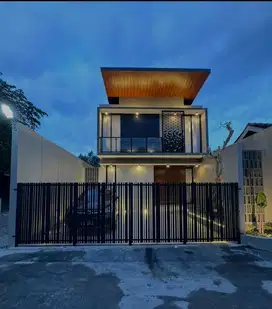 SUPERSTRATEGIS RUMAH MEWAH SIAP HUNI FULL FURNISH DEKAT KEMANAPUN