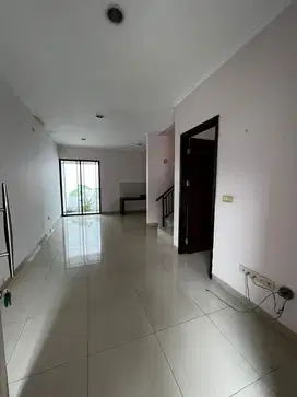 Di Sewakan Rumah Di Green Lake City Cluster Asia Tangerang