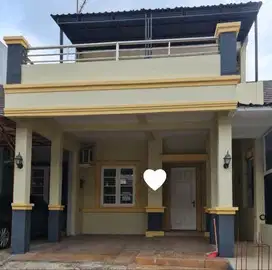 DIJUAL RUMAH SIAP HUNI  DENGAN BALKON BESAR DI KOTA WISATA CIBUBUR