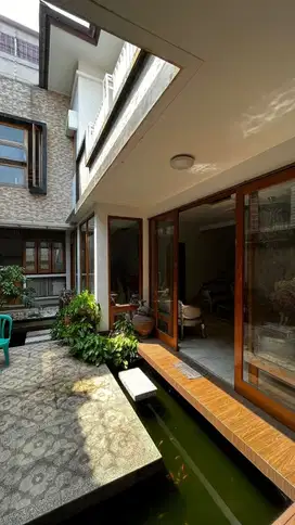 Rumah di Heliconia Cocok Untuk Usaha, di Jalan Raya, Bekasi