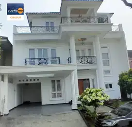 Jual  rumah cantik  rapi di sentul dilengkapi dengan kolam renang