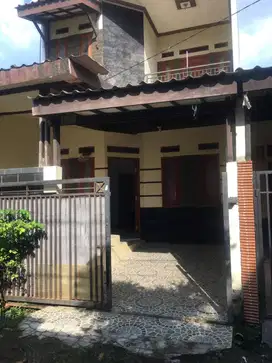 BUTUH UANG. JUAL SEGERA RUMAH 2 LANTAI AT KELAPANUNGGAL