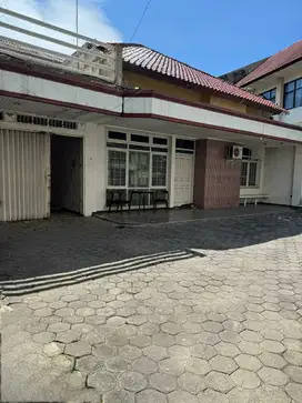 Dijual Rumah Lama lokasi Strategis di Taman Beringin
