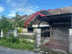 DIKONTRAKAN RUMAH 8 KT (2 LT) GKB GRESIK. COCOK UNTUK MESS PERUSAHAAN