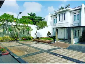 Disewakan rumah mewah kosong/full furnish tengah kota Komplek PKU