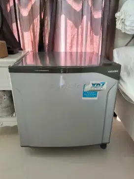 Kulkas kamar mini merek Toshiba