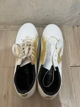 Sepatu bola merk specs