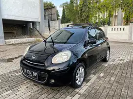 Nissan March Hitam