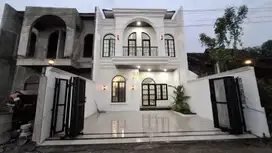 RUMAH KLASIK EROPA SIAP HUNI DI UTARA MAGUWOHARJO