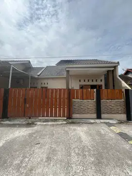 RUMAH BARU COKLAT MANIS FRESH MINIMALIS HARGA EKONOMIS DI TIRTOMARTANI