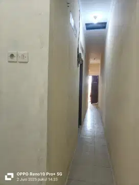 Disewakan rumah di lantai 2.