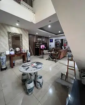 Rumah Hoek 2,5 lantai, Siap huni, Harga nego, bagus, bebas banjir