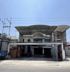 Rumah Jalan Biliton STRATEGIS, ISTIMEWA CARPORT 10 MOBIL
