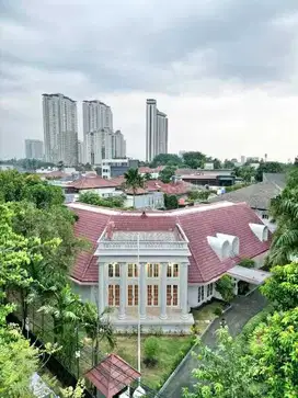 Dijual Rumah Modern Classic Halaman Luas di Simprug Hanglekir Kebayoan