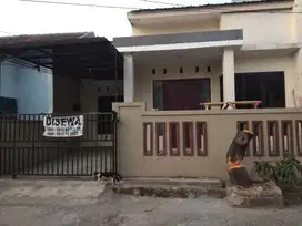 Rumah disewakan di belakang Bank Mandiri Galaxy Bekasi