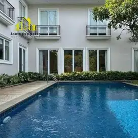 Disewakan Rumah 4 Kamar Tidur Luas 600m2 Private Pool Didaerah Pejaten