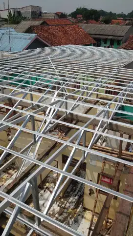 Pemasangan baja ringan dan renovasi atap